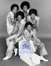 THE JACKSON FIVE AMERICAN POP BAND JACKSON FAMILY 1976 8.5X11 PHOTO picture