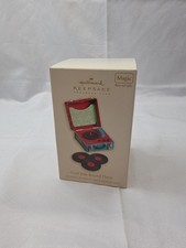 2008 Hallmark Ornament Cool Yule Record Player Magic Music & Lights New picture