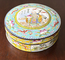 A CHINESE FAMILLE-ROSE PAINTED ENAMEL-ON-COPPER CIRCULAR COVERED BOX picture