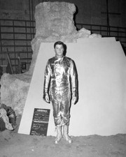 Lost in Space wardrobe test Guy Williams in space suit on set 8x10 inch photo picture