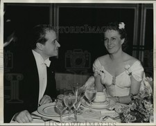1939 Press Photo Mme Gevaert & Mr Maurice Garreau-Dombasle dine picture