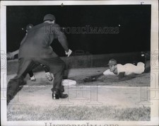 1947 Press Photo Athletics' Eddie Joost vs Detroit Tigers at Shibe Park, A's won picture