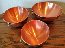 Vintage Nesting Copper Whipping Mixing Bowls With Brass Thumb Ring Lot of 3 picture