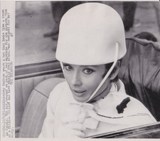 1965 Press Photo Audrey Hepburn wears Hubert de Givenchy Designed White Hat picture