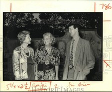 1989 Press Photo Guests attending the Longue View Art in Flowers Event picture