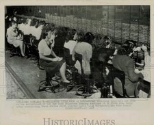 1947 Press Photo Switchboard Workers of New York Telephone Company End Strike picture