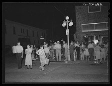 Photo:Iowa Falls Iowa 1939 Main Street Saturday Night Crowd picture