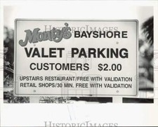 1990 Press Photo Sign advertising parking at Monty's Bayshore - lrs26562 picture