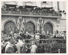 Original 1951 glossy press photograph showing General Douglas MacArthur's return picture