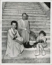 1954 Press Photo Thomas Knox poses with his family - lra33877 picture