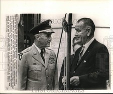 1964 Press Photo President Johnson and Ambassador Maxwell Taylor, White House picture
