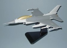 USAF General Dymanics F-16CJ Wild Weasel Desk Top Display 1/35 Model SC Airplane picture
