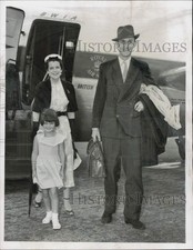 1954 Press Photo Thomas Knox and family arrive at the airport in Miami picture