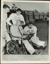 1951 Press Photo Red Sanders explains a play to his players in Los Angeles picture