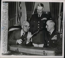 1950 Press Photo President Truman Examines Chromium-Plated Carbine - nee95525 picture