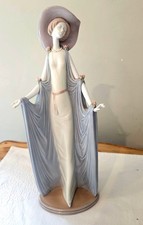 Lladro figurine. Hand-painted circa 1910 fashionable woman. Pristine condition. picture
