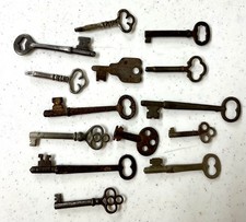 LOT OF 14 ANTIQUE VINTAGE SKELETON KEYS DOOR HOUSE TRUNK BANK FURNITURE picture