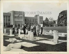 1942 Press Photo Navy trainees scrubbing their sea bags at Hampton Institute, VA picture