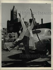 1945 Press Photo Carl Fearnaught during lifting of rationing of gasoline-Chicago picture