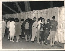 1964 Press Photo Crowd peeks at Boston Arts Festival Concert in Public Gardens picture
