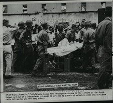 1953 Press Photo Seoul, a repatriated prisoner is greeted by crowds of civilians picture