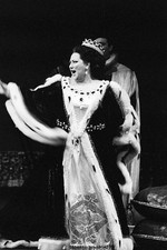 Caballe MONTSERRAT interprets Elizabeth I's role in the opera Robe- Old Photo 1 picture