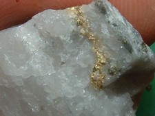 GOLD QUARTZ SPECIMEN 6.2 GRAMS AUSTRALIA GYMPIE MINE picture