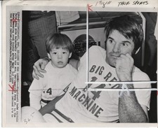 1972 Press Photo Cincinnati Reds Captain Pete Rose w Son Pete Jr picture