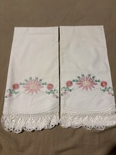 2 Vintage 1950s Hand Embroidered Floral Daisy Pillowcases NOS White Crochet La picture