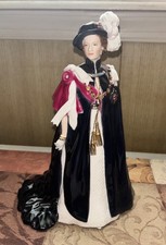 Royal Worcester Order of the Garter Queen Elizabeth Porcelain Statue 380/4500 picture