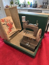 VINTAGE CIRCA 1950 CHILDS BEIGE SINGER SEWING MACHINE MODEL 20 SEWHANDY picture