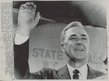 1968 Press Photo Eugene McCarthy reacts to cheers of party workers in Manchester picture