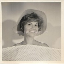 20th CENTURY WOMAN Vintage FOUND FAMILY PHOTO Black And White ORIGINAL 411 48 M picture