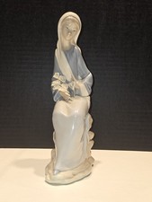 Lladro Our Lady with Flowers Porcelain Figurine 9
