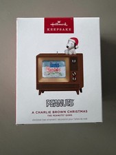 Hallmark 2026 Peanuts A CHARLIE BROWN CHRISTMAS Magic Ornament NEW picture