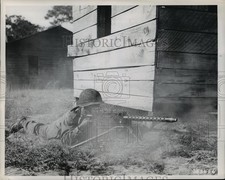 1951 Press Photo Sgt. George Rankins fires a light machine gun during maneuvers picture