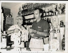 1957 Press Photo Oscar Rodefeld tells police officer about the store robbers picture
