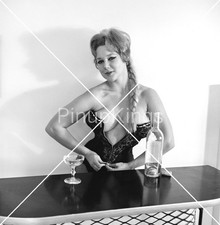 VERY RARE  Vintage 1960s 2.25 b/w Negative Art Busty Woman Suzanne Baxter 3 picture