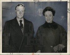 1953 Press Photo Duke and Duchess of Windsor during visit home to England. picture