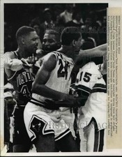 1989 Press Photo Pistons Rick Mahorn and Bulls Bill Cartwright fight during game picture
