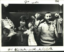 1980 Press Photo Yaakov and Aliza Horowitz tell Old Testament through puppetry picture
