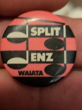 Vintage 1981 SPLIT ENZ promo pin Waiata badge 1