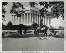 1954 Press Photo Mounted Police Lee Dobb patrols The Lincoln Park, Washington picture