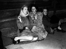 George Neville Heath trial queue outside Old Bailey 1946 Mrs Ann H- Old Photo picture