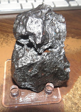 480 gm . CAMPO DEL CIELO METEORITE 1.06 LBS  AAA GDE STAND ARGENTINA BURN HOLE picture