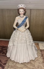 Royal Worcester Her Regal Majesty Queen Elizabeth Statue 311/4950 Martin Evans picture