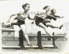 1934 Press Photo South African Athletic team members during training in London picture