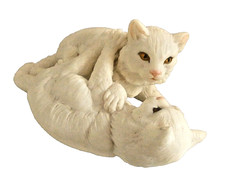 ORNAMENT OF A PAIR OF LONG HAIRED CATS PLAYING - PERFECT CONDITION picture