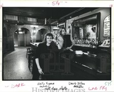 1989 Press Photo Owner Kelly Super of Blue Crystal Bar & bartender David Dillen picture
