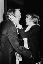 Kenneth Tynan and MacLaine cupping Tynan's face 1976 OLD PHOTO picture